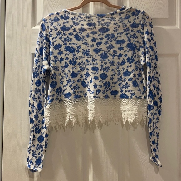 White and blue floral design HM top - Picture 3 of 3